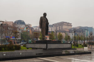 Denkmal für Ibrahim Rugova, erster Präsident des freien Kosovo. Rugova wurde unter anderem mit dem "Europapreis Coudenhove-Kalergi" ausgezeichnet. (c) Diego Delso, delso.photo, License CC-BY-SA