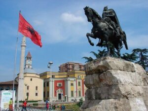 Skanderbeg Denkmal: Skanderbeg Monument (Tirana), 15. Juli 2009, EgzonNikqi, License CC BY-SA 3.0