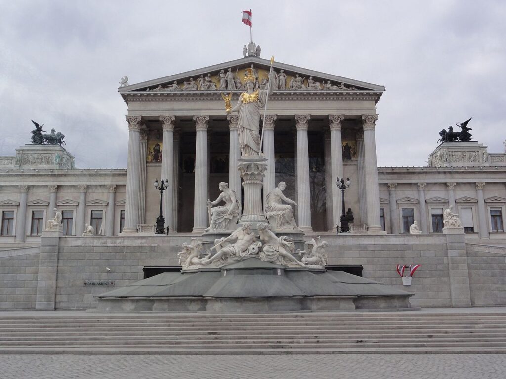© kanaka. Quelle: https://commons.wikimedia.org/wiki/Category:Austrian_Parliament_Building?uselang=de#/media/File:Parlament_-_panoramio_(4).jpg