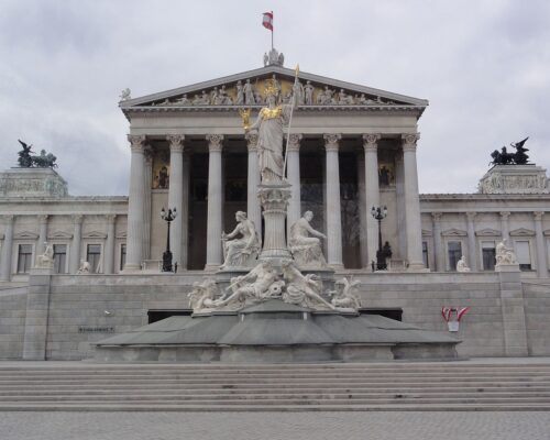 © kanaka. Quelle: https://commons.wikimedia.org/wiki/Category:Austrian_Parliament_Building?uselang=de#/media/File:Parlament_-_panoramio_(4).jpg