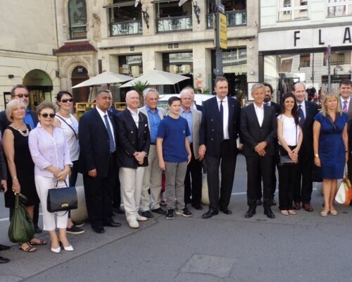 Karl von Habsburg mit einigen Teilnehmern des Prayer's Breakfast am Neuen Markt, Wien