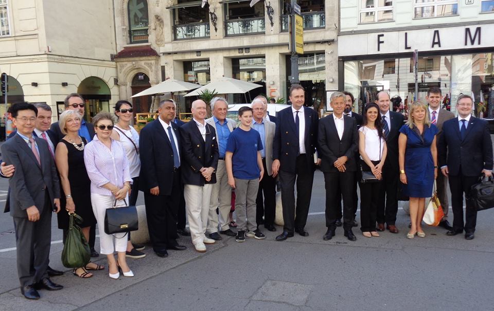 Karl von Habsburg mit einigen Teilnehmern des Prayer's Breakfast am Neuen Markt, Wien