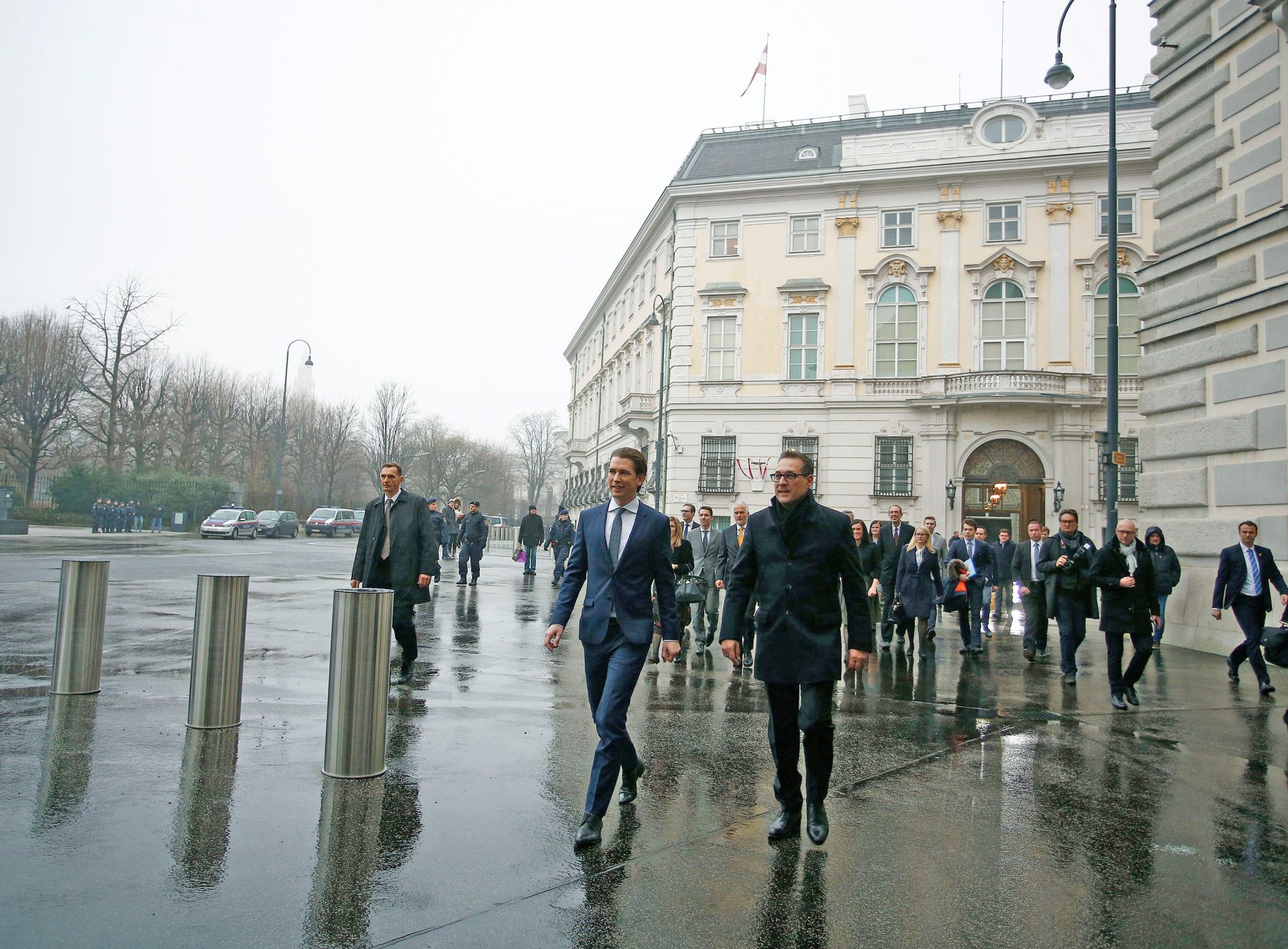 Am 18. Dezember 2017 wurde die neue Bundesregierung vom Bundespr‰sidenten in der Pr‰sidentschaftskanzlei angelobt. Im Bild Sebastian Kurz (l.v.) mit Heinz-Christian Strache (r.v.)†am Weg in die Hofburg.