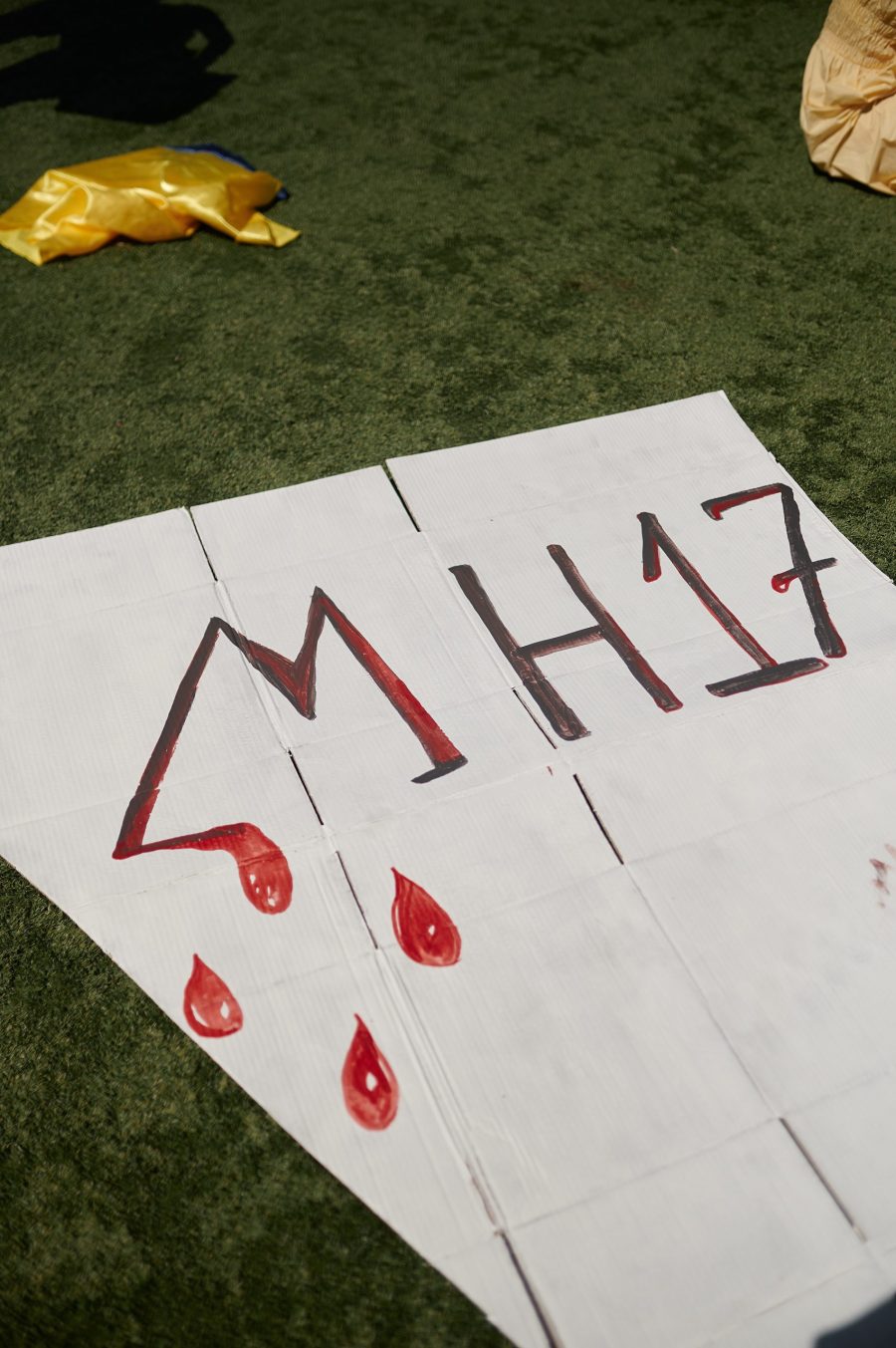 Ein besonders aufschlussreiches Beispiel für Meinungsmanipulation und Desinformation ist der Abschuss von MH17. Russland bestritt die Verantwortung für den Angriff und überflutete die öffentliche Debatte mit widersprüchlichen Thesen und Falschinformation. Dadurch wurde die faktische Wahrheit – dass Russland für den Abschuss verantwortlich war – nicht mehr als objektiv gegebe3n wahrgenommen. Statt über angemessene Reaktionen und Konsequenzen zu diskutieren, wurde die Debatte darauf verschoben, ob Russland den Abschuss zu verantworten hatte – und nicht mehr darauf, welche Maßnahmen daraus folgen sollten.